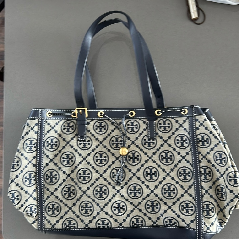 Tory Burch Shoulder Bag
Black and Beige T Monogram